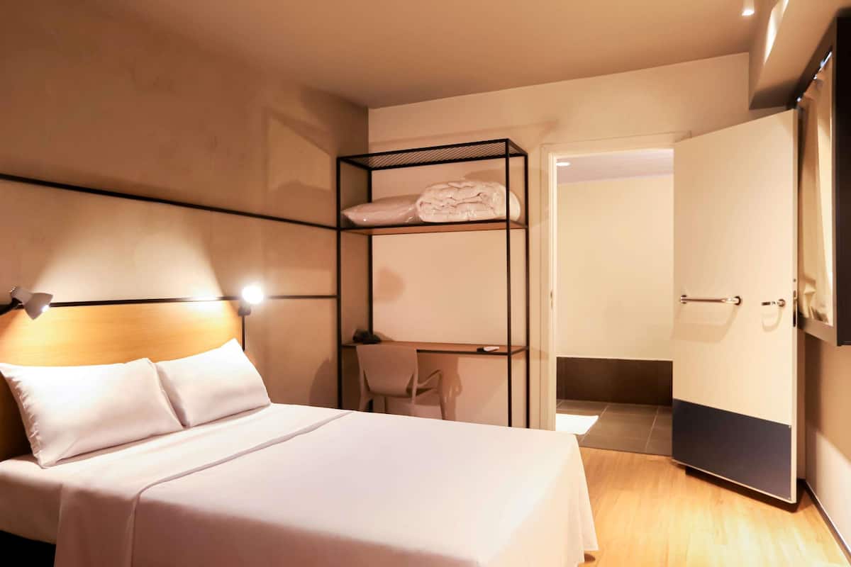 Quarto standard, 1 cama de casal, acessível | 1 quarto, frigobar, Wi-Fi de cortesia, roupa de cama