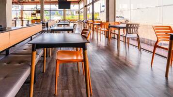 Daily full breakfast (BRL 53 per person)