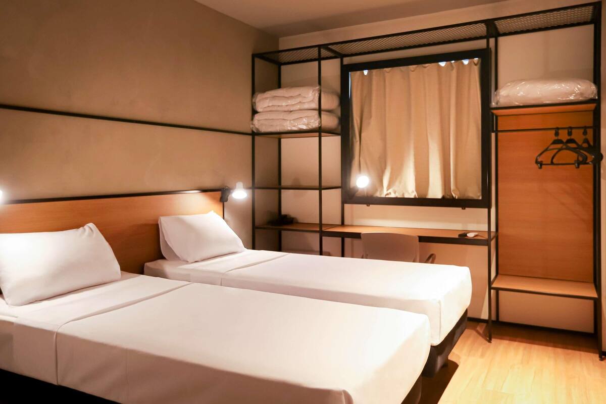 Habitación estándar, 2 camas individuales | 1 habitación, minibar, wifi gratis y ropa de cama 