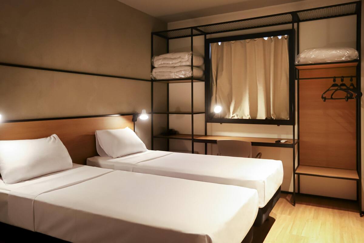 Standard Room, 2 Twin Beds | 1 bedroom, minibar, WiFi (free), bed sheets