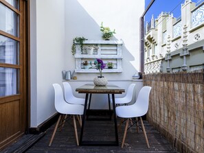 Outdoor dining - Cozy duplex with Terrace, 1 Bedrooms, 2+2 Pax, Central Market, old town (Valencia)