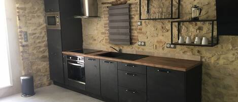 Frigorifero, microonde, forno, piano cottura