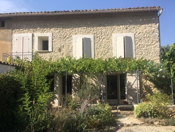 Exterior - A huge 4 people flat in a Provence formhouse (Connaux)