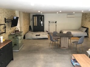 WiFi, bed sheets - A huge 4 people flat in a Provence formhouse (Connaux)