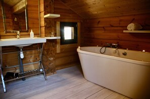 Bathtub, hair dryer, towels, toilet paper - Breathtaking Panoramic Alpine Views (Abondance)