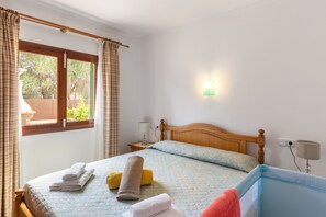 4 bedrooms, iron/ironing board, free WiFi, bed sheets