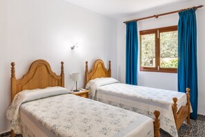 4 bedrooms, iron/ironing board, free WiFi, bed sheets