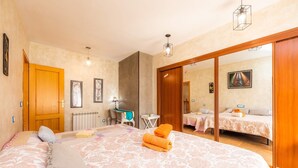 Une chambre à coucher avec un grand lit, un bureau, une chaise et une armoire.