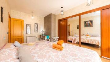 3 slaapkamers, een strijkplank/strijkijzer, gratis wifi, beddengoed