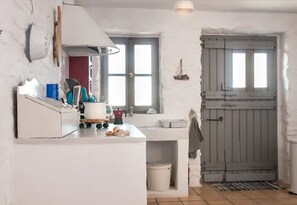 Fridge, oven, coffee/tea maker, electric kettle