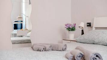 Una scrivania, postazione laptop, Wi-Fi gratuito, lenzuola