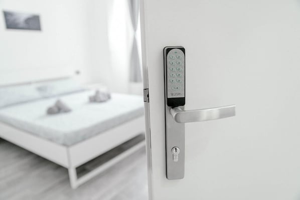 Schreibtisch, laptopgeeigneter Arbeitsplatz, kostenloses WLAN