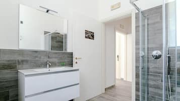 Dusche, Bidet, Handtücher
