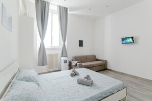 Desk, laptop workspace, free WiFi, bed sheets - Downtown Rooms (Como)