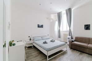 Kamar Double | Meja kerja, ruang kerja ramah laptop, Wi-Fi gratis, dan seprai linen