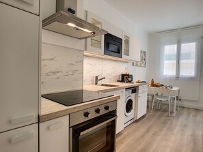 Réfrigérateur, micro-ondes, four, plaque de cuisson