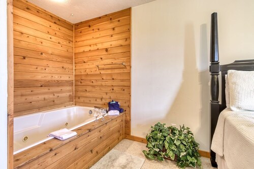 Amazing Grace, “Cozy Cabin Retreat in the Smokies!!