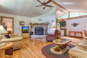 Fernseher, Kamin, DVD-Player