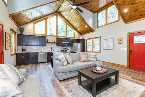 Dreamscape- Hot Tub, Firepit, Private Hiking, WiFi, 4 mins to Natural Bridge