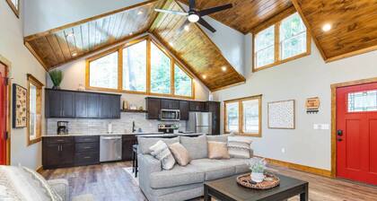 Dreamscape- Hot Tub, Firepit, Private Hiking, WiFi, 4 mins to Natural Bridge