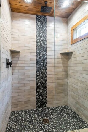 Douche, séchoir à cheveux, serviettes fournies