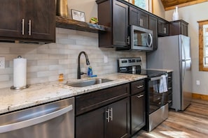 Frigorífico, microondas, horno y placa de cocina