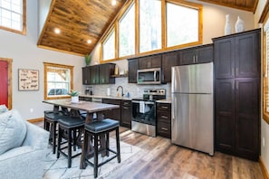 Frigorífico, microondas, horno y placa de cocina