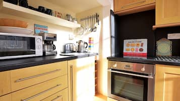 Coffee/tea maker, fridge, microwave, oven