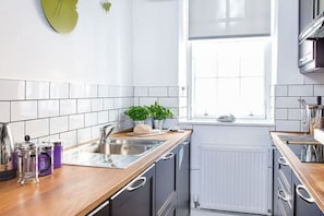 Fridge, microwave, oven, stovetop - Charming Nest for Two with Castle View (Edinburgh)