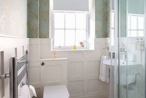 Shower, hair dryer, towels, shampoo - Charming Nest for Two with Castle View (Edinburgh)