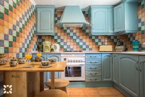 Een koelkast, een magnetron, een oven, een vaatwasser