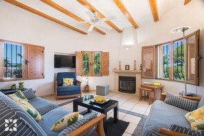 Een televisie en een open haard