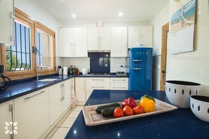 Een koelkast, een magnetron, een oven, een vaatwasser