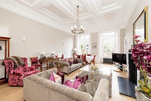 TV, fireplace, offices - Ultra Luxe Home near Princes Street (Edinburgh)
