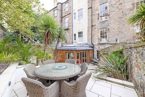 Outdoor dining - Ultra Luxe Home near Princes Street (Edinburgh)