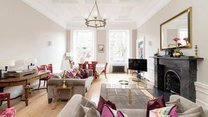 Un salon spacieux avec une cheminée, un coin repas et un téléviseur.