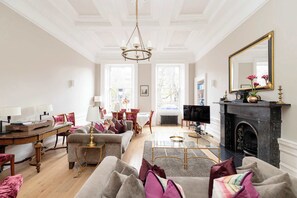 TV, fireplace, offices - Ultra Luxe Home near Princes Street (Edinburgh)