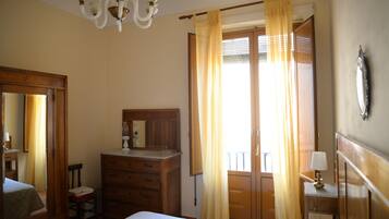 2 camere, una scrivania, ferro/asse da stiro, culla da viaggio