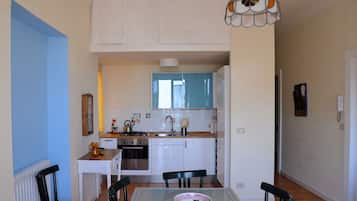 Frigorifero, forno, piano cottura, macchina per tè/caffè