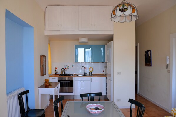 Kühlschrank, Ofen, Herdplatte, Wasserkocher mit Kaffee-/Teezubehör