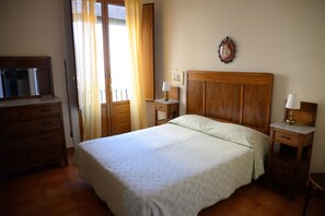 2 chambres, bureau, fer et planche à repasser, lit parapluie