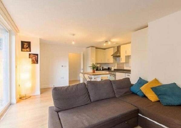 프리미엄 아파트, 침실 2개 | 거실 공간 | 평면 TV