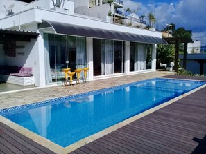 Una piscina al aire libre, una piscina climatizada