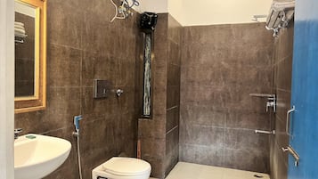 Deluxe Room | Bathroom | Shower, free toiletries, towels