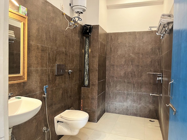 Un baño con inodoro, lavabo y ducha.