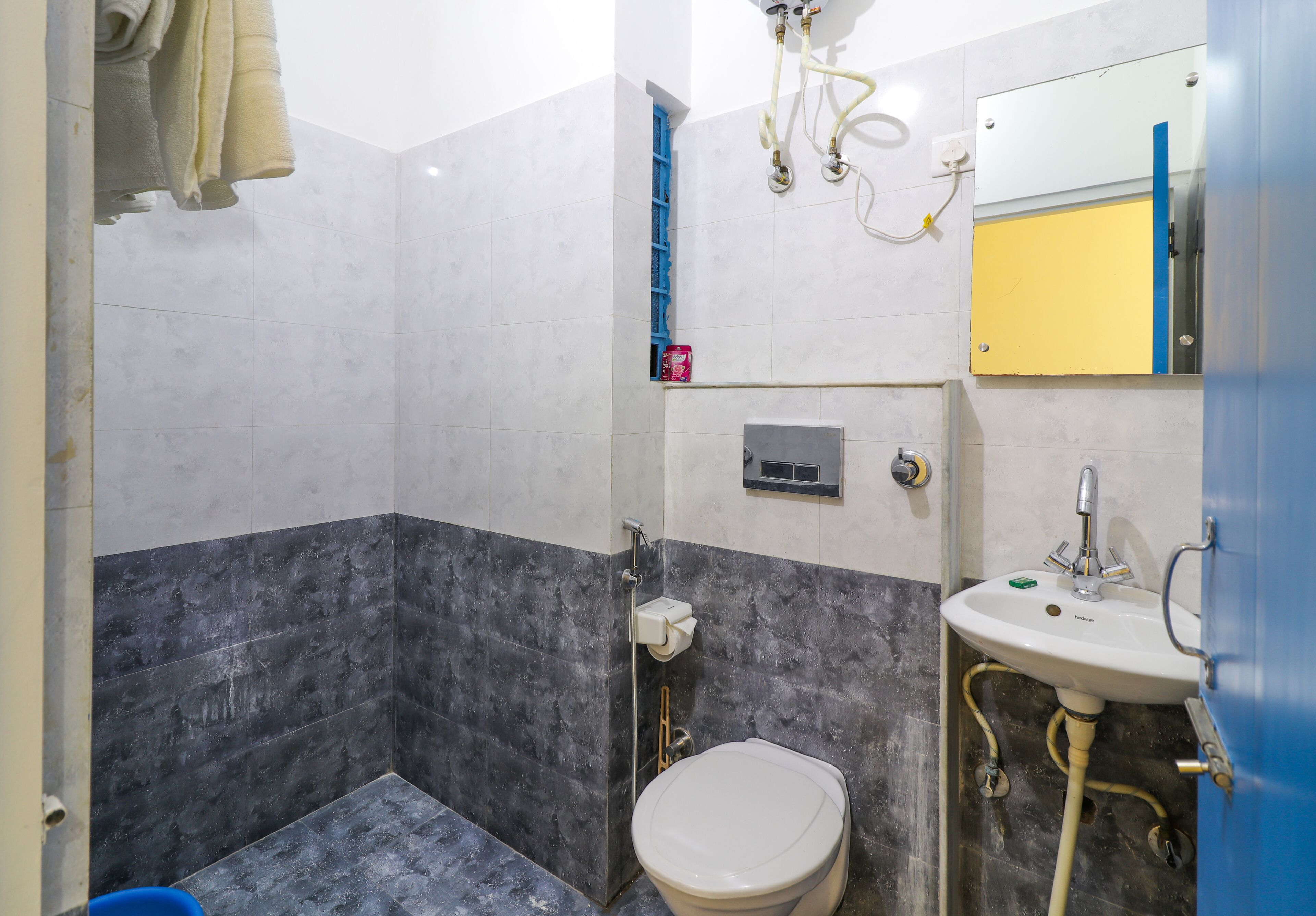 Quarto real | Banheiro | Chuveiro, produtos de toalete grátis, toalhas de banho 