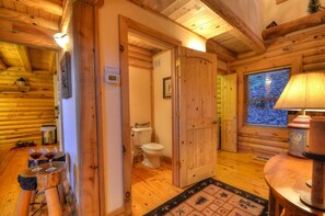 Cabin, 3 Bedrooms | Bathroom | Hair dryer, towels