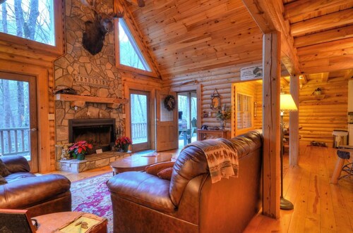 Nantahala Riverside 3 Bedroom Cabin by RedAwning