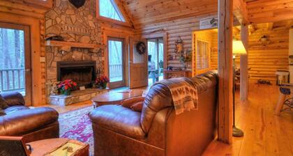 Nantahala Riverside 3 Bedroom Cabin by RedAwning