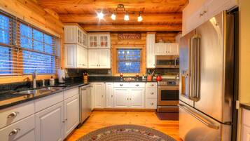 Cabin, 3 Bedrooms | Private kitchen | Fridge, microwave, oven, dishwasher
